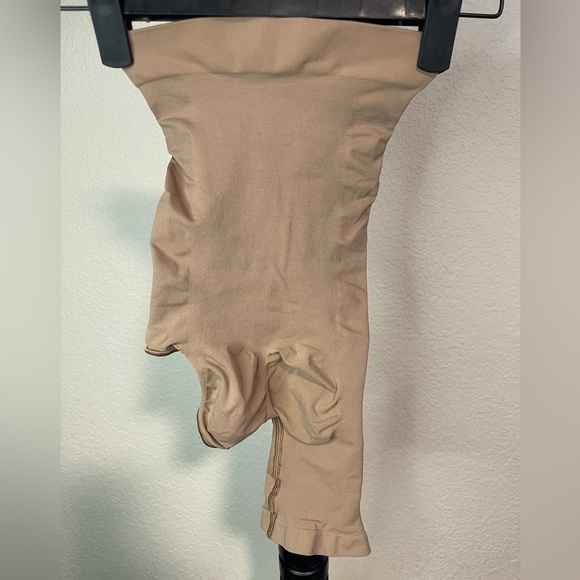 SKIMS Seamless Sculpt Solutions Shorts, Right Leg Exposed - Picture 3 of 4